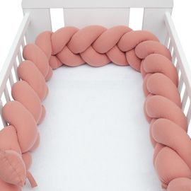 NEW BABY - Ochranný mantinel do postieľky vrkoč mušelínový ružový